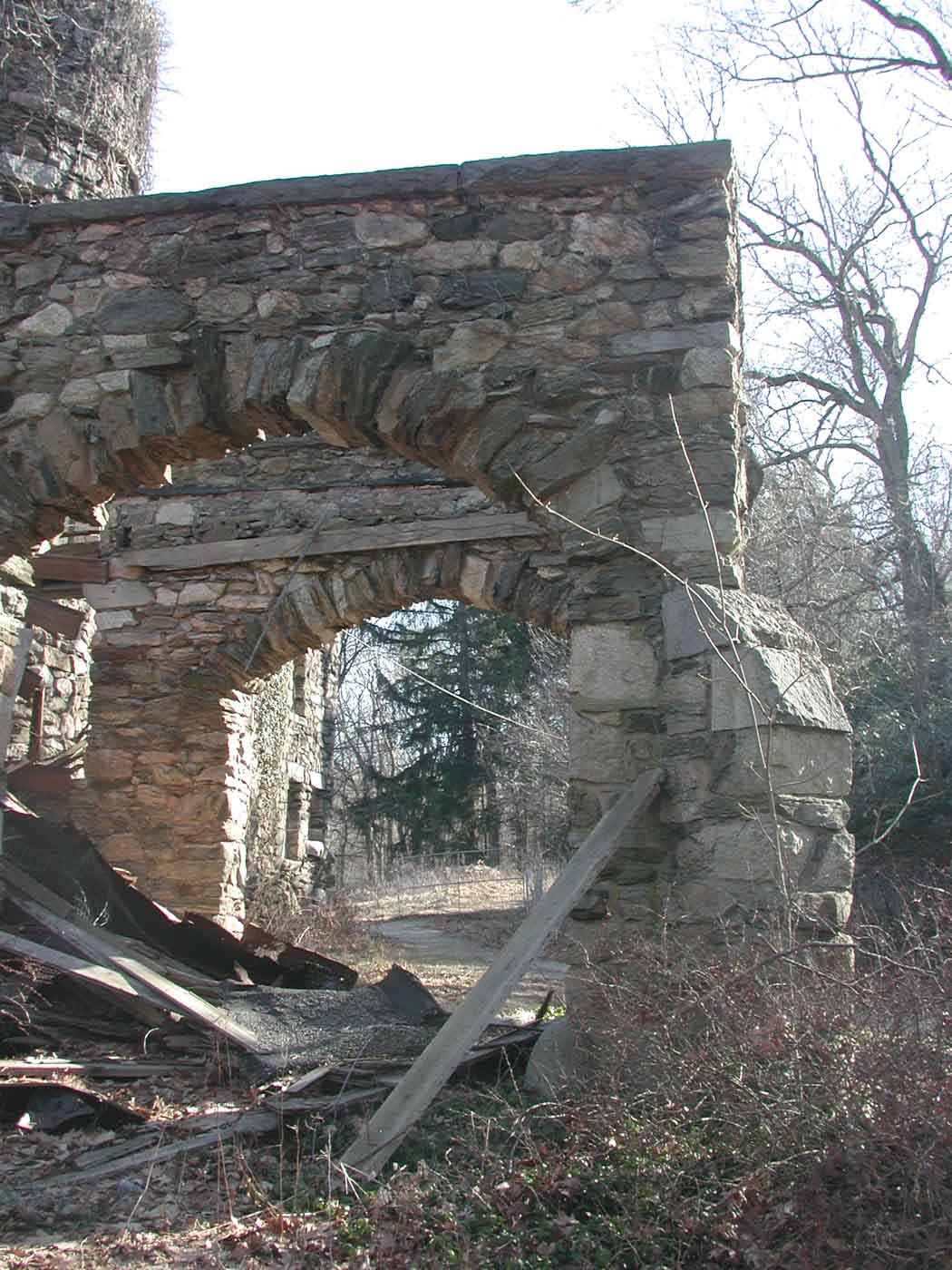 Hearthstone Castle Today hearthstone-castle-portico-roof-cave-in-stone-still-standing